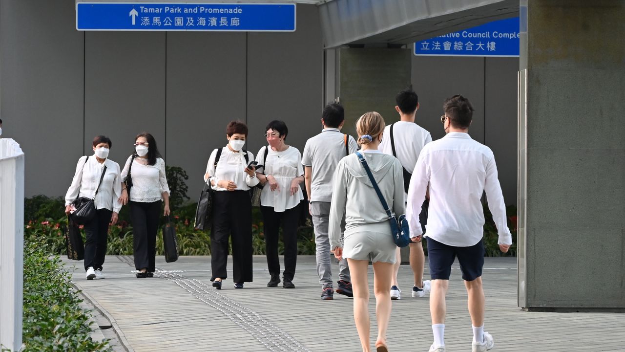 香港公務員現行的加薪機制，長期以來呈現「幾近劃一」的特點。（文灼峰攝）