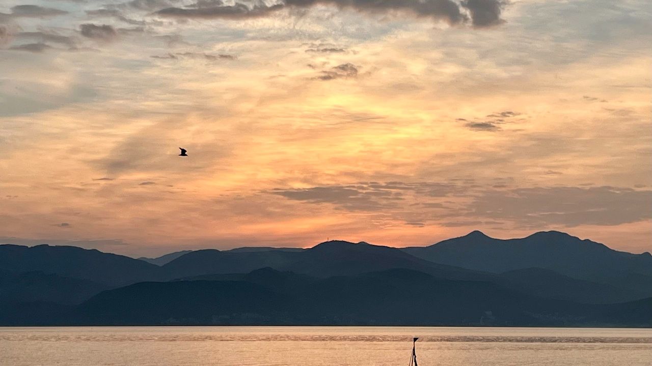 同一天,我看到同一個太陽從山那頭冒出,又從另一頭落下。