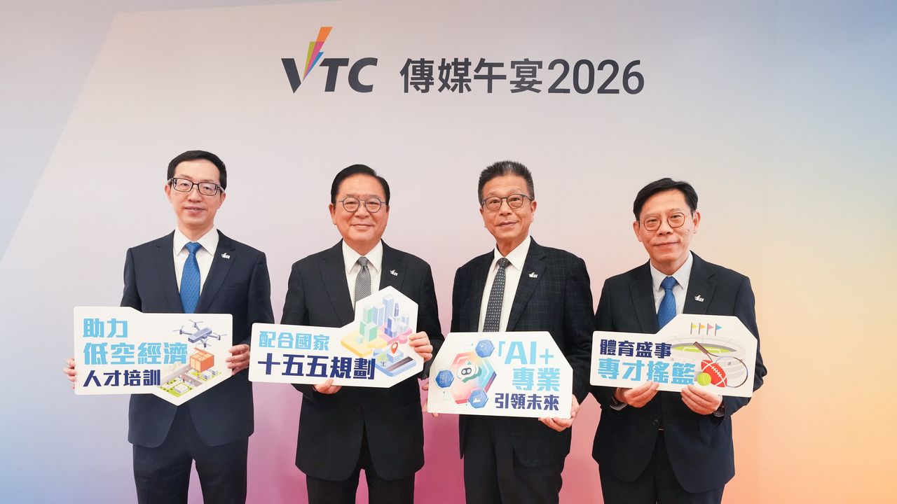 職業訓練局主席林健鋒（左二）、副主席盧金榮博士（左一）、副主席莊堅烈（右二）、執行幹事唐智強（右一）介紹新發展。