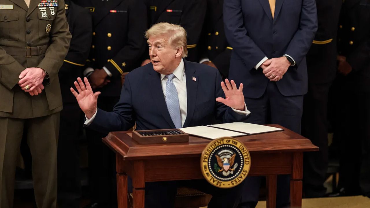 特朗普在伊朗戰爭所導致的石油危機問題上已經退縮（TACO），希望使用各種方法壓低油價。（白宮）