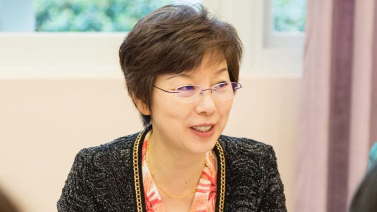 章冬梅1968年1月生於北京，現年58歲，畢業於北京師範學院化學系，曾任教師數年，後轉入政府。（搜狗網）