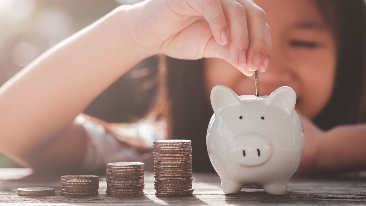 正確的零用錢教育，應引導孩子學會分配運用。（Shutterstock）