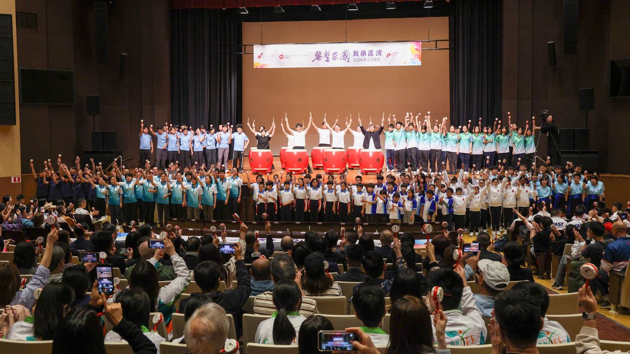 導師率領隊員與觀眾以布郎鼓互動演出，匯演尾聲的氣氛推上高潮。