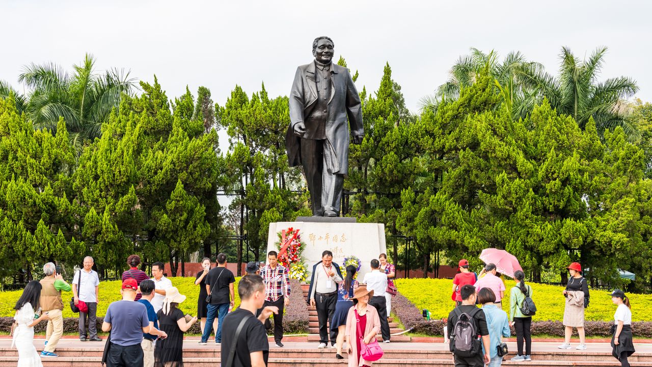 被譽為改革開放政策總工程師的鄧小平，提倡「摸着石頭過河」、「不管黑貓白貓，捉到老鼠就是好貓」。（Shutterstock）