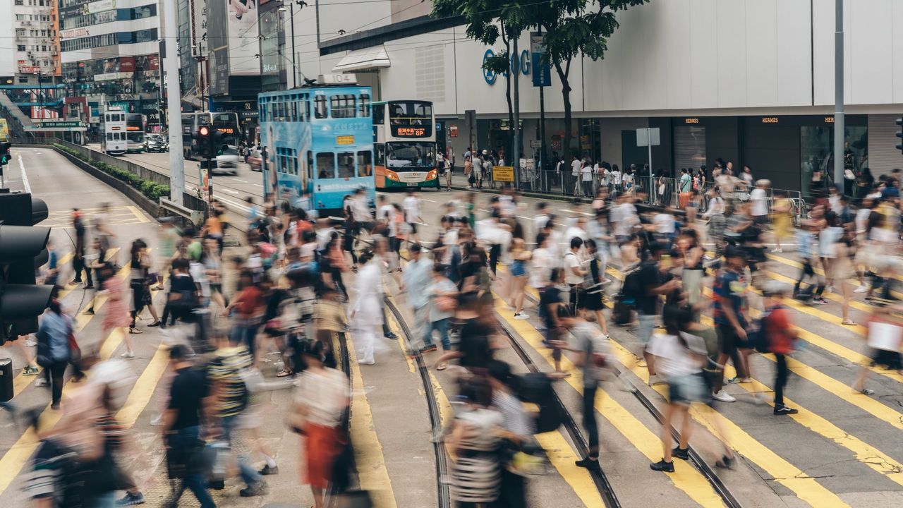 周永新呼籲輸入人才有好有壞，「政府不應只顧補充人力資源而忘記後續補償措施」。（Shutterstock）