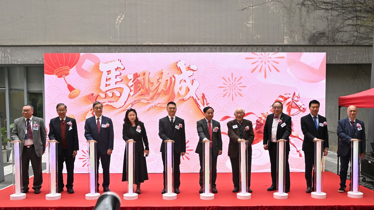 中聯辦新界工作宣教處李成德一級調研員、副處長黃展豪（右五），香港珠海學院校董會主席林廣兆（右四）、校董暨校務委員會主席徐立之教授（右三）、校董劉正光博士（左二）、校董潘燊昌博士（左三）、校董嚴剛（右二）、校長張珍（左四）、副校長（學術及研究）暨署理教務長陳漢宣教授（左一）、協理副校長（學術及研究）李國耀教授（右一）主禮，向全體師生、校友及各界友好致意。