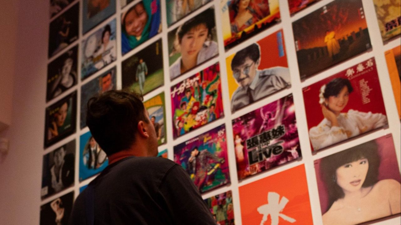 展覽的其中一面牆壁羅列80多張黑膠唱片封面,據聞那是從收集到的800多張唱片中精選出來的。(華裔博物館Facebook)