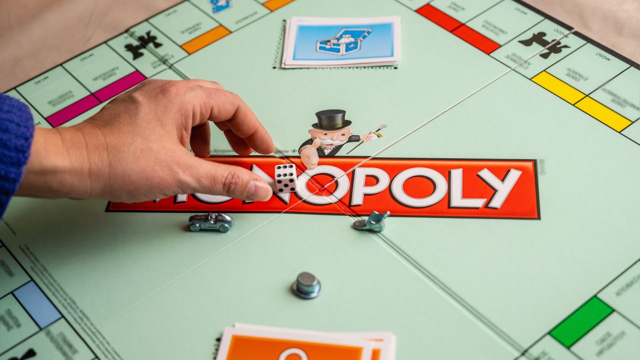 大富翁遊戲給每個人每月才那2000元的薪金,可以買啥地產?(Shutterstock)