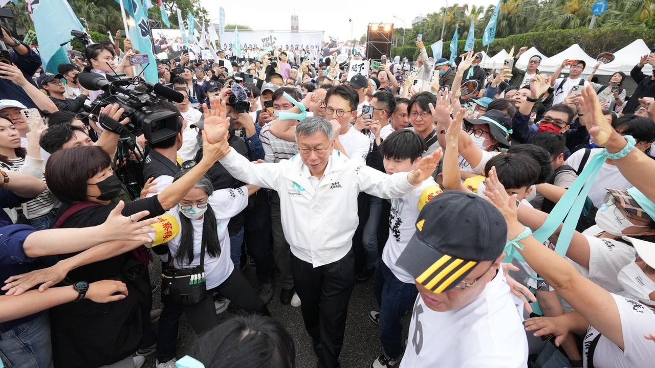 柯文哲出席民眾黨為其在凱達格蘭大道舉辦的聲援示威。（民眾黨Facebook）