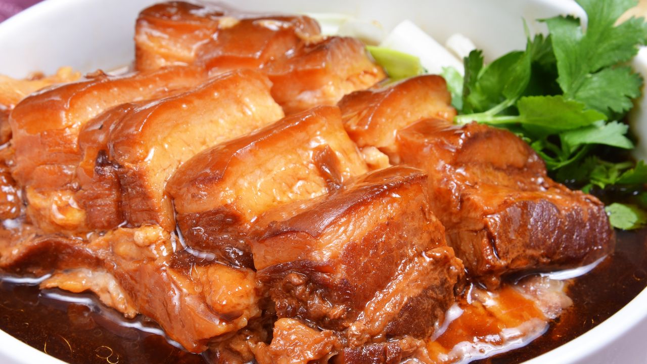 「腬」就是肉之肥美，而粵語則引伸之為「過度肥美，以致令人略有抗拒之感」。（Shutterstock）