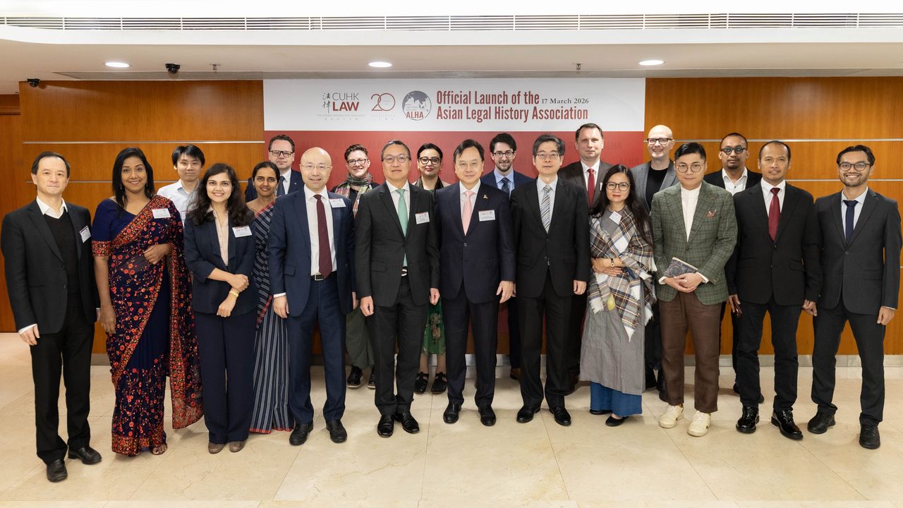 律政司司長林定國（前排左三）、中大校長盧煜明教授（前排左四）、中大法律學院院長習超教授（前排左二）聯同創始成員機構代表見證學會成立啟動儀式。（香港中文大學）