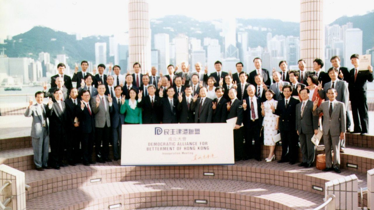 宣讀完《民主建港聯盟宣言》後，我們移師到海濱，在燦爛的陽光下，以維港為背景拍攝創會會員大合照。（民建聯官網）