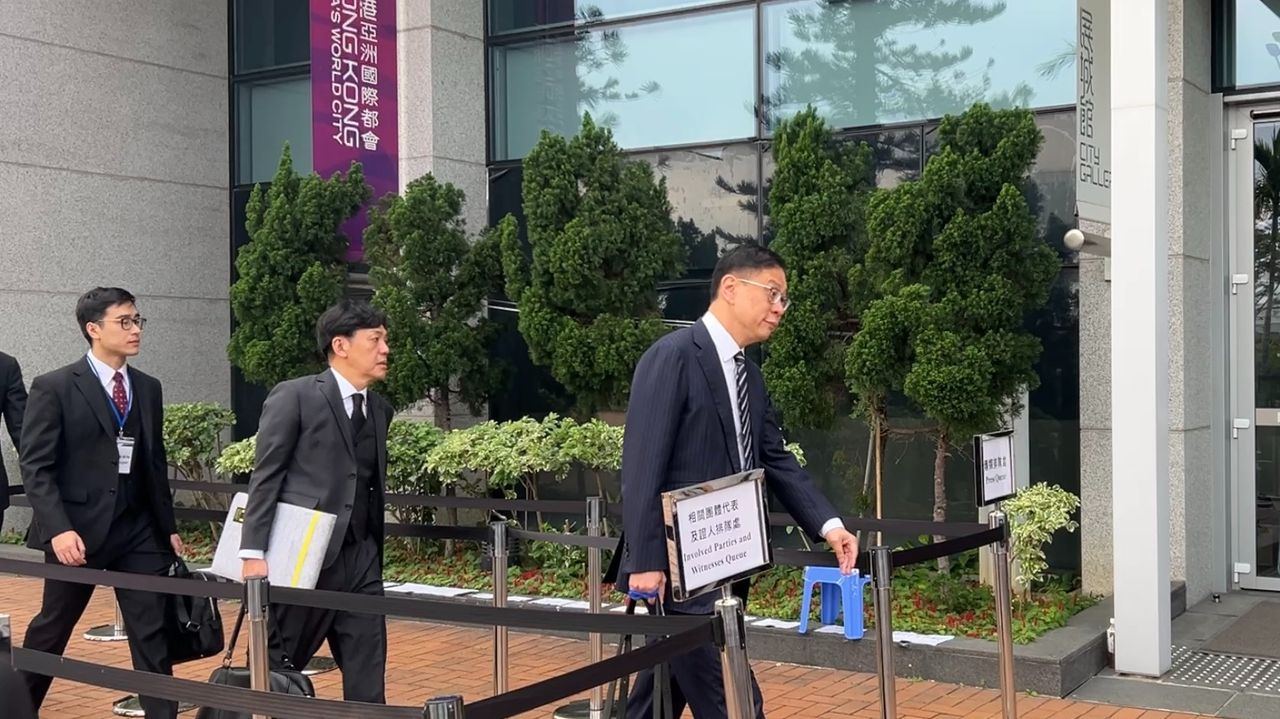 代表委員會的資深大律師杜淦堃(右一)到場出席首輪第四場聽證會。