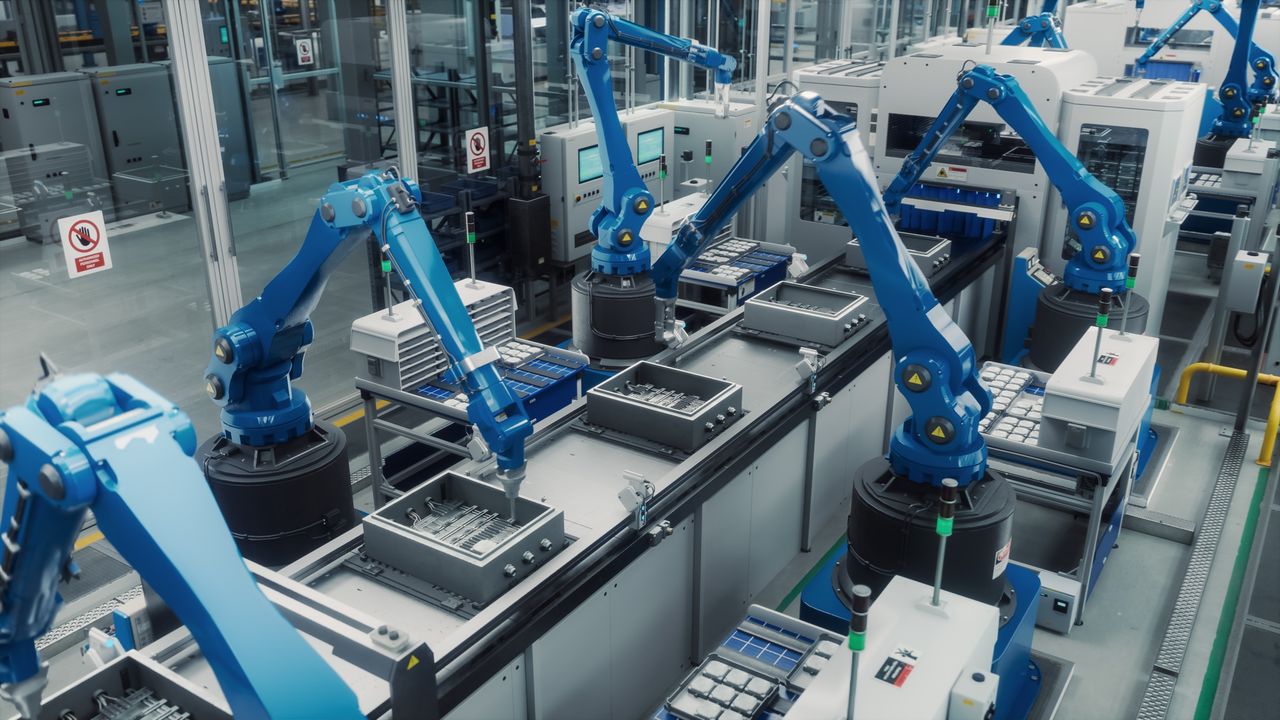 受惠於AI等高端技術領域發展加快及新興電子產品需求暢旺，電子材料如覆銅面板及其上游物料供應緊張，是目前業界關注焦點。（Shutterstock）