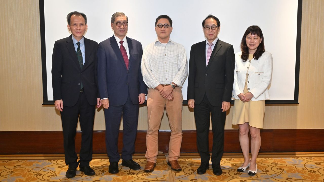 （左起）灼見名家社長文灼非、董事局主席潘燊昌博士、講者陸東、陳鳳翔博士、香港投資者關係協會主席陳綺華博士合影。