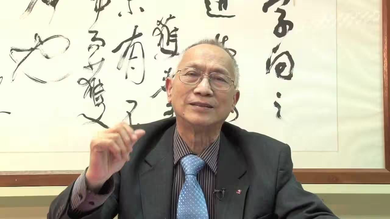 作者邀請陳教授在培僑中學圖書館攝錄古詩文朗誦與賞析。