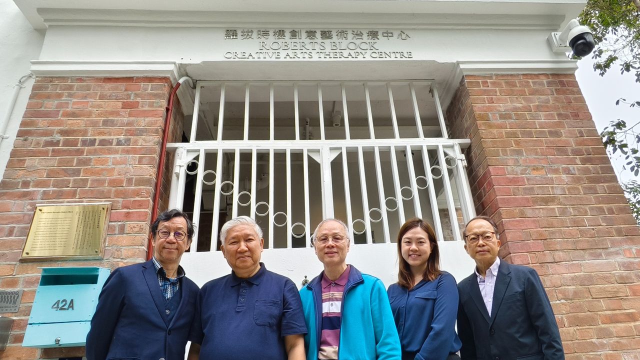 作者（右一）與全港首個創意藝術治療中心董事會主席陸亮博士（中）和友人。（作者提供）