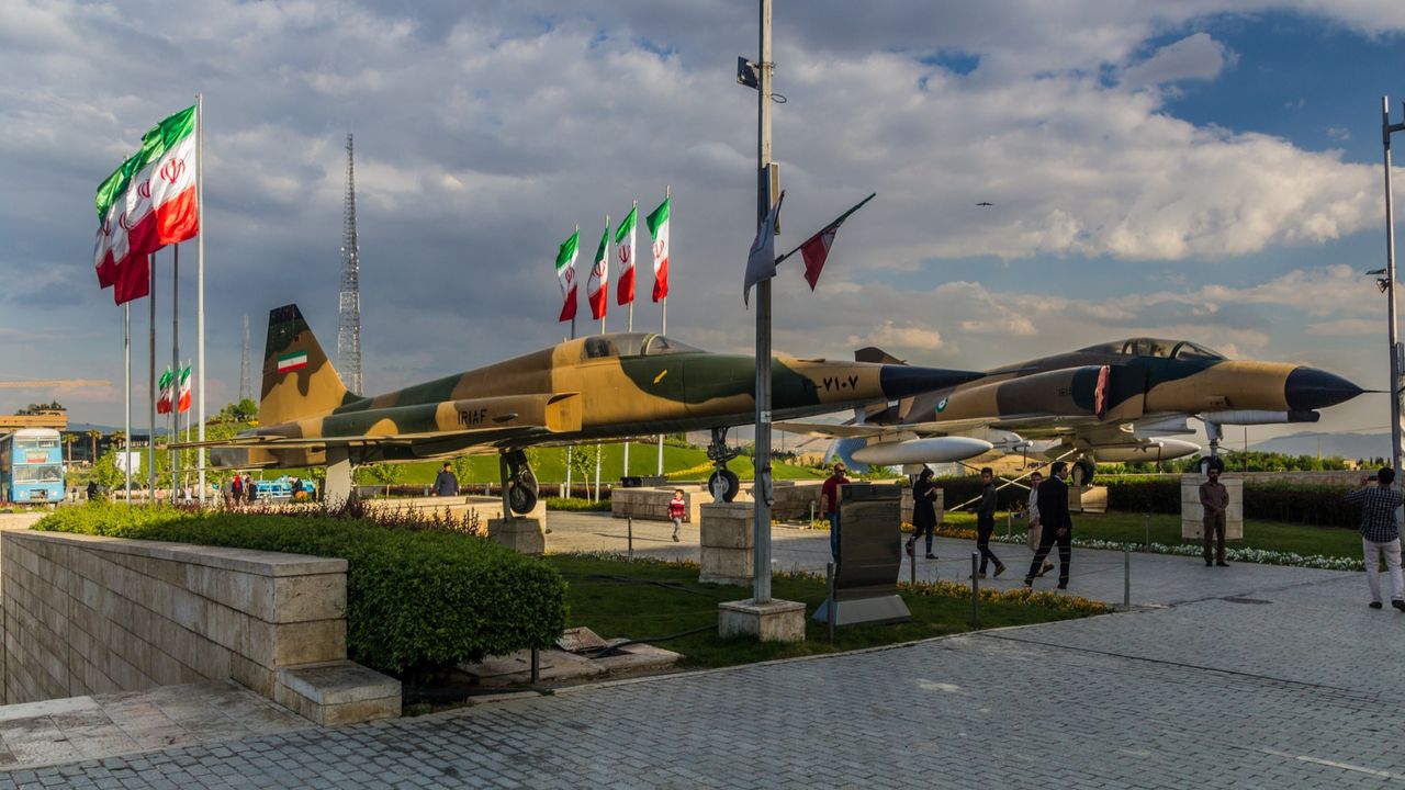 按空襲程度,伊朗似強於美以,尤其重要是伊朗打擊美軍在區內的軍事基地。(Shutterstock)