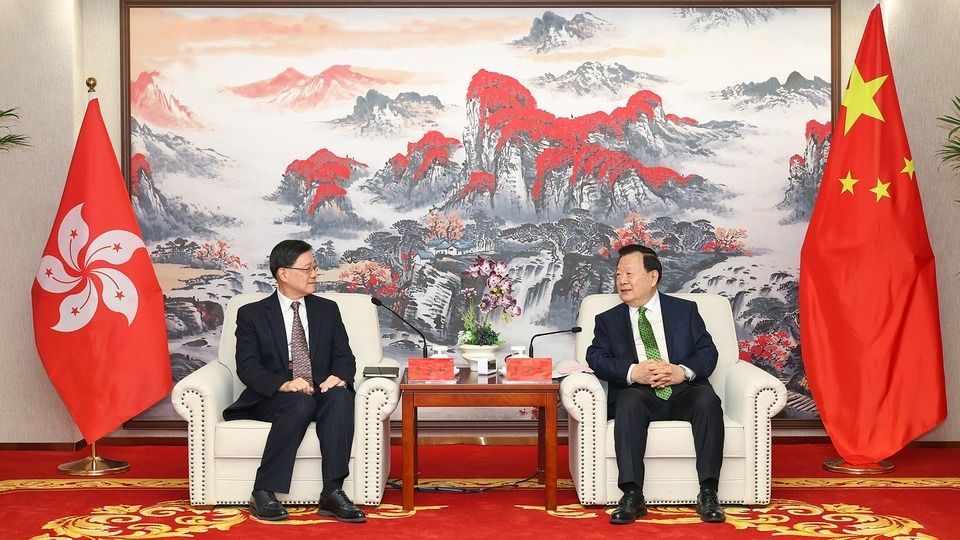 中央港澳辦、國務院港澳辦主任夏寶龍（右）於3月4日在北京會見行政長官李家超（左）。（政府新聞處）