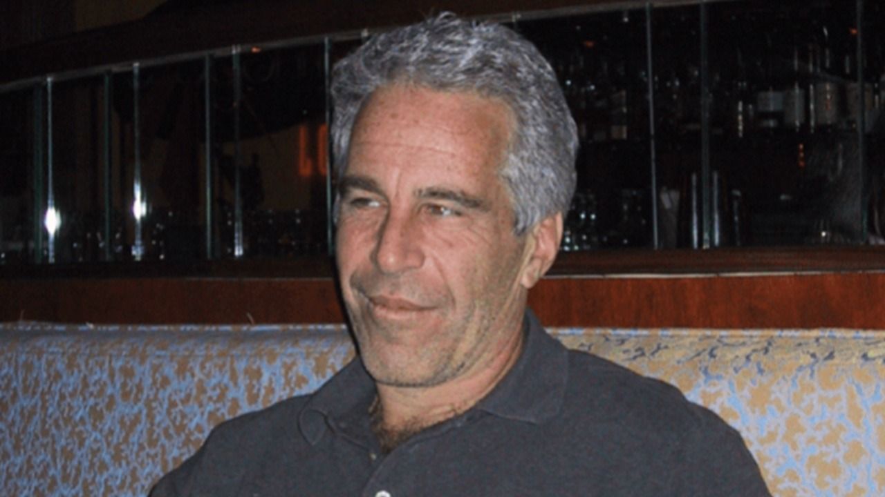 愛潑斯坦事件的紅線,是被誘騙的和被侵犯的很多都是未成年少女,從保護弱者的角度,這罪行是不可輕恕的。(美國司法部)