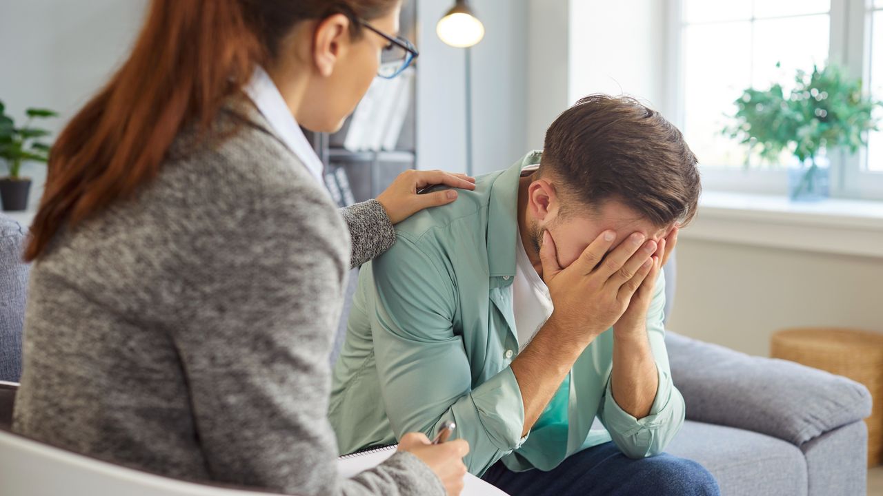 若我們作出過於急切或直接的建議，可能會增加患者的抗拒感，造成反效果。（Shutterstock）