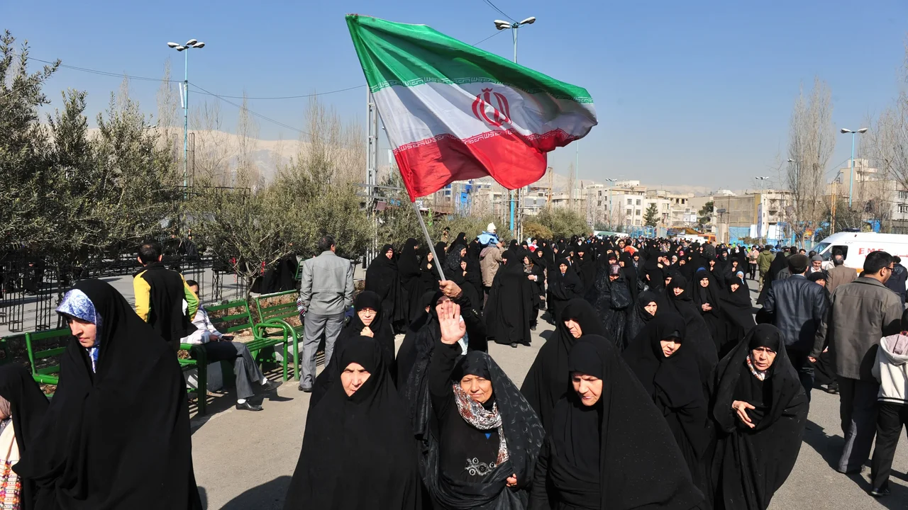 美國原本的目標包括把伊朗轟炸至人民揭竿起義推翻政府，唯已被證明了現實剛好相反，伊朗人民的反美情緒更加高昂，親美派不敢說三道四。（Shutterstock）