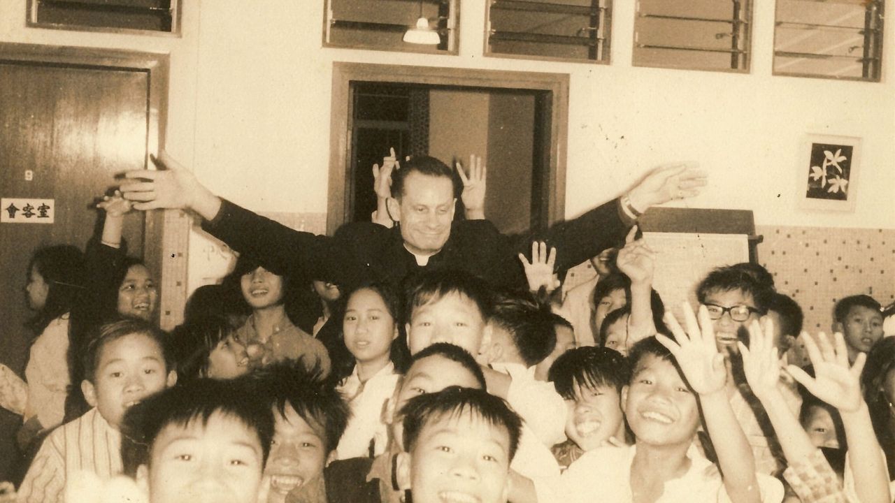 力理得神父和青少年於長洲青年康樂中心的歡樂時光。