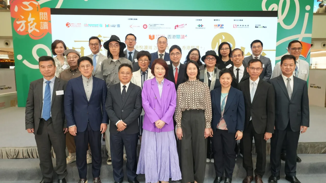 立法會主席李慧琼, GBS, JP，深圳市委宣傳部副部長、市新聞出版局局長、市政府新聞辦主任蘇榮才，康樂及文化事務署署長陳詠雯, JP，文創產業專員黎細明、香港出版總會會長李家駒博士, BBS, JP，「2026香港閱讀+」閱讀推廣人及顧問團召集人霍啟剛議員, BBS, JP主持啟動儀式。圖示主禮嘉賓與籌委、閱讀推廣人等合影。（香港出版總會）