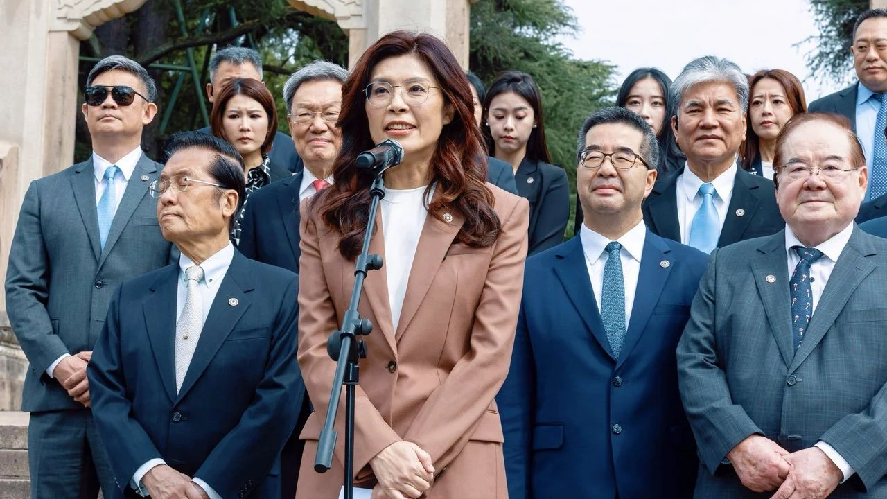 台海局勢緊張，鄭麗文高調以「和平」作為訪陸主調，顯然是有備而來，希望以「和平使者」角色為兩岸對峙降溫。（鄭麗文Facebook）