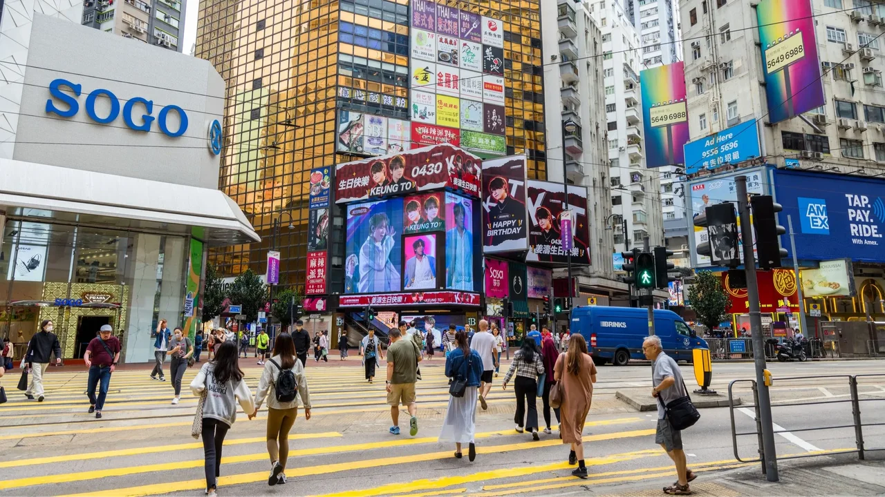 80年代港鐵通車進一步激活商業，SOGO百貨、時代廣場、利舞台等地標崛起。（Shutterstock）