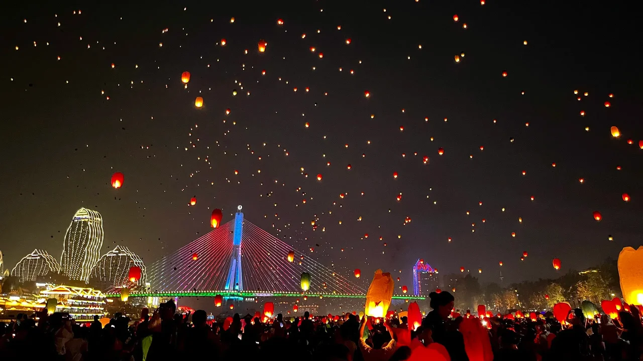 夜空裏，孔明燈一個接一個升起。