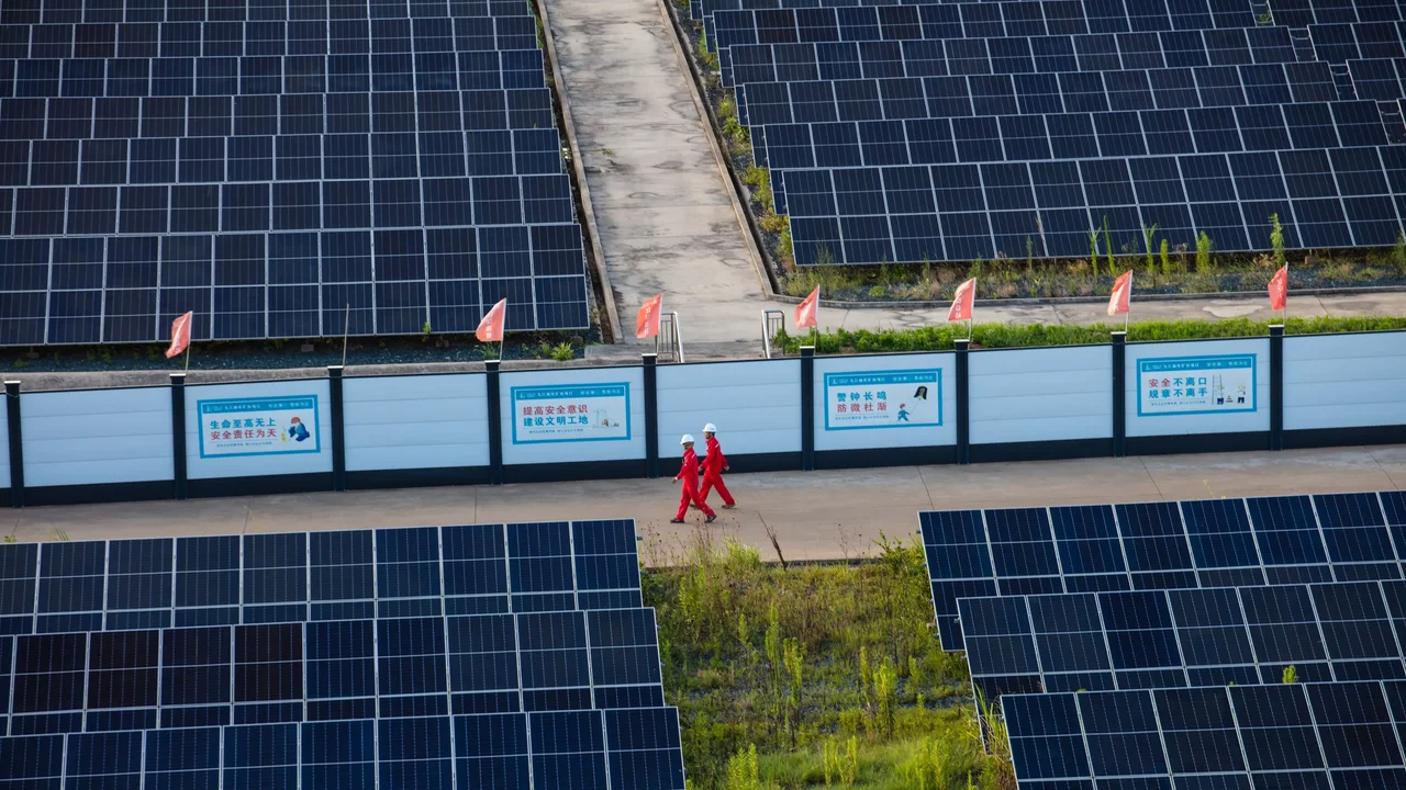 中國的全球能源戰略絕不應是非黑即白的選擇，而應是精準平衡擴大市場份額與回應過度依賴擔憂。（Shutterstock）