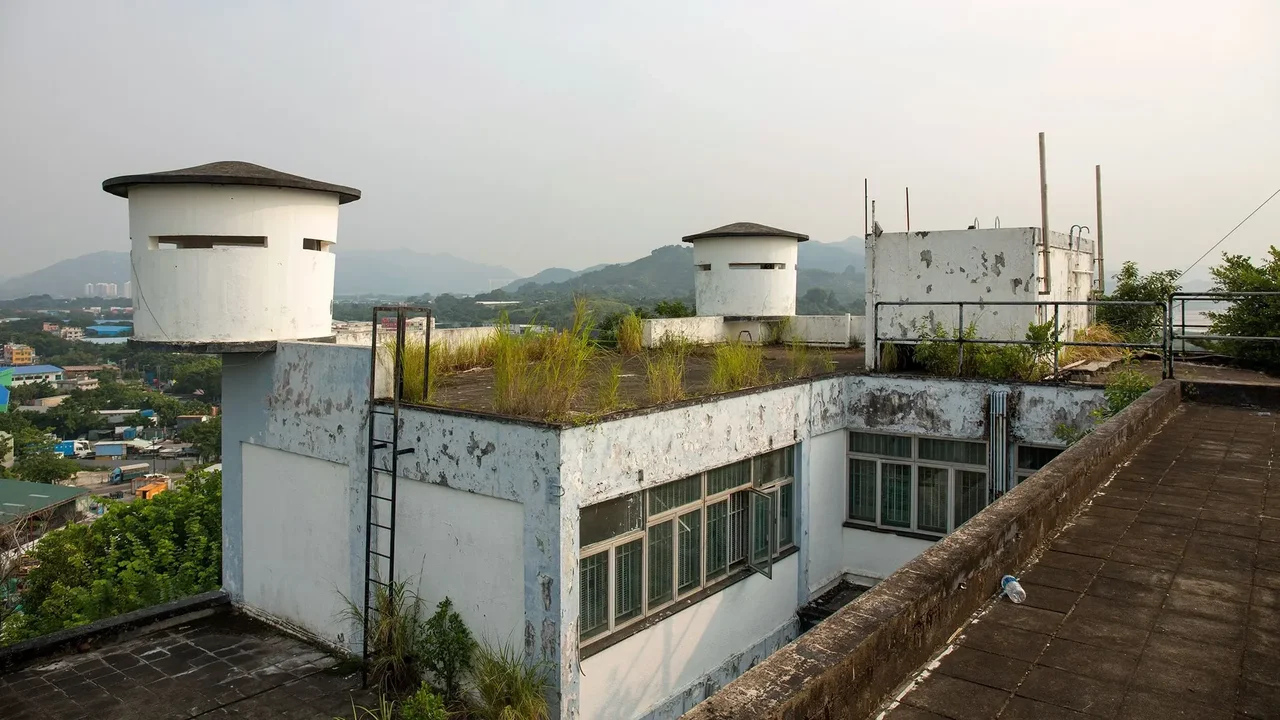 流浮山舊警署建於1962年，這裏曾是冷戰時期港英政府政治部的一個前哨陣地，修整後成為導盲犬學苑。（文物保育專員辦事處網）