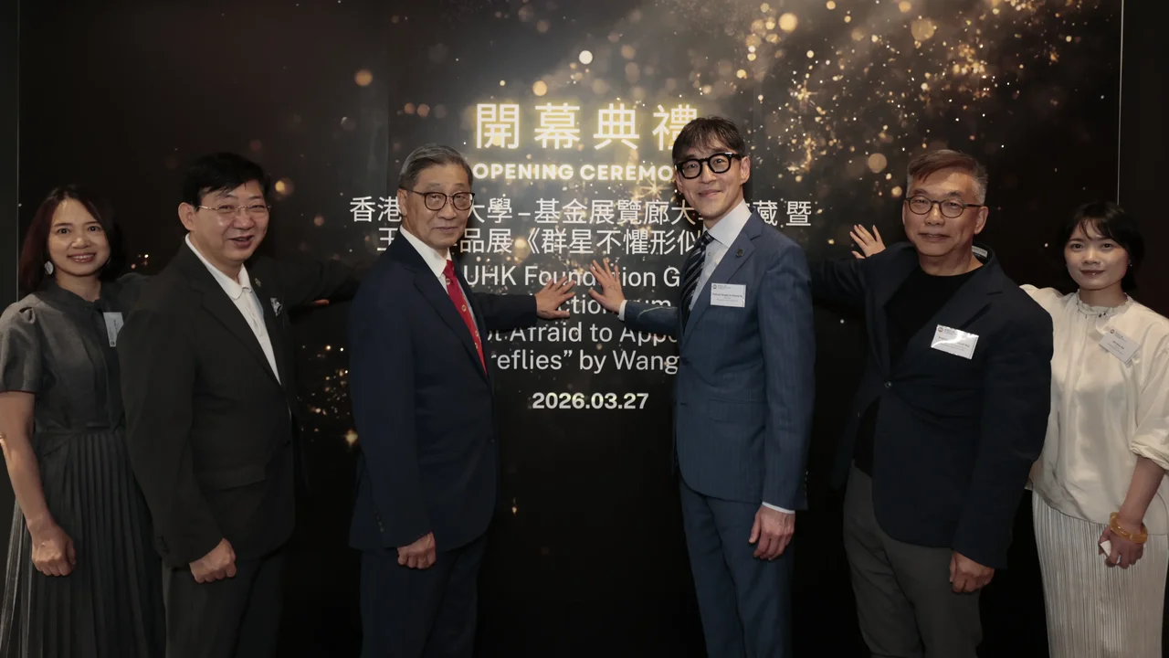 （左起）黃白露、何順文教授、潘燊昌博士、蘇彰德教授、許焯權教授及謝小敏一同主持「香港恒生大學 — 基金展覽廊」大學館藏《心儀之物》暨王一作品展《群星不懼形似螢火》開幕儀式。
