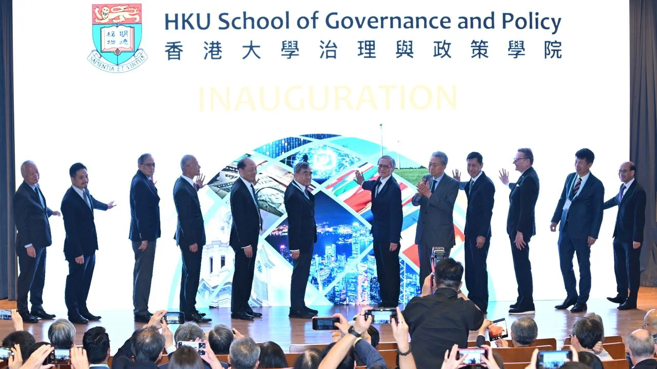 左起：香港大學法律學院院長傅華伶教授、特首政策組組長黃元山博士、中美交流基金會主席趙令歡、港大暫委首席副校長王于漸教授、港大治理與政策學院院長黃勁豪教授、日本前首相鳩山由紀夫、泰國前副總理蓬貼、諾貝爾經濟學獎得主James Robinson教授、港大經管學院院長蔡洪濱教授、港大社會科學學院代院長謝樹基教授，主持開幕儀式。