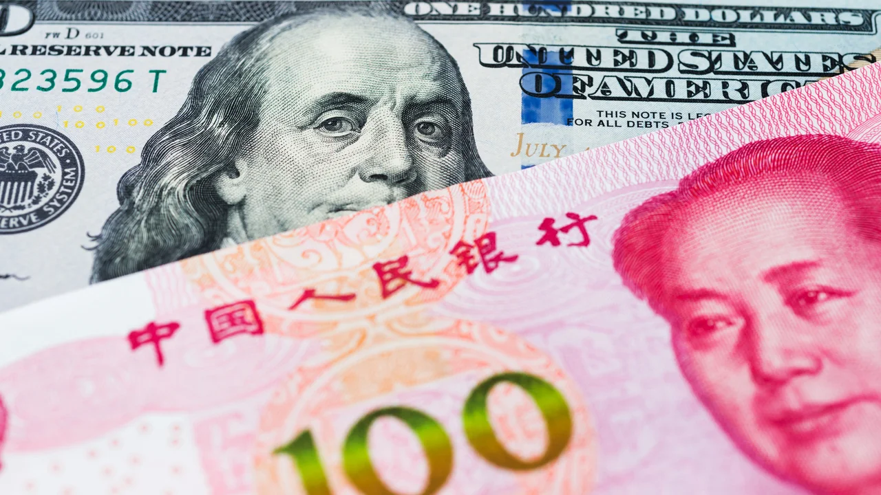 現時願意接受美元作儲備功能的國家，雖比願意接受人民幣的多；但從趨勢上來看，前者在下滑，後者在抬頭。（Shutterstock）