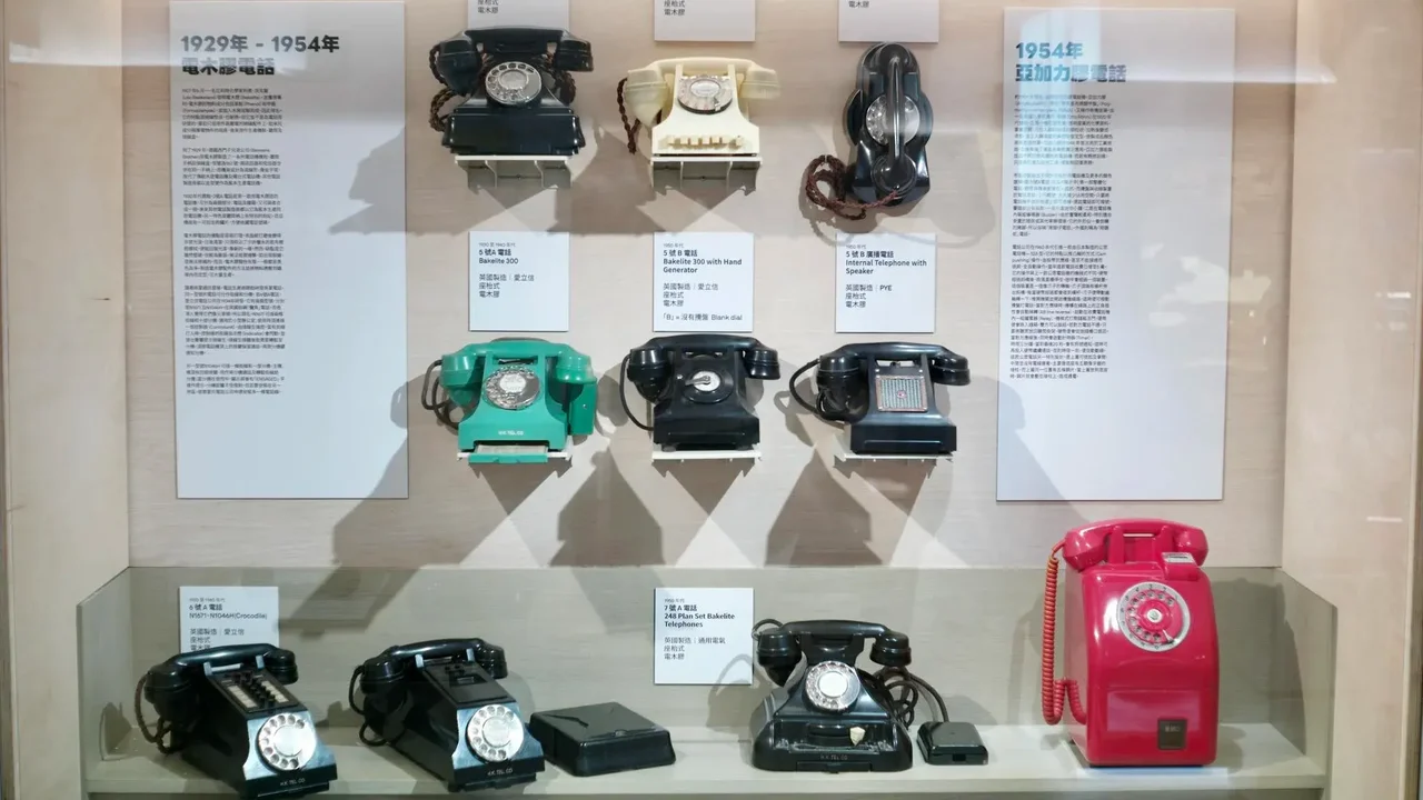 羅肇忠的藏品橫跨1900至1980年代，由木箱、電木膠及亞加力膠製成的電話。