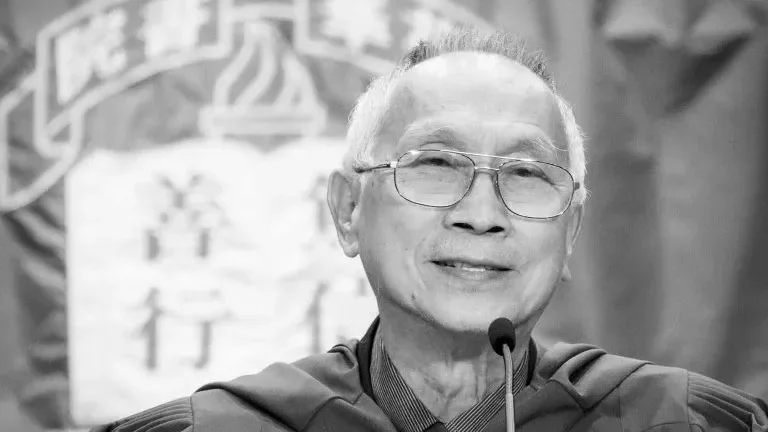 陳耀南教授曾在英華書院教書十年，其中一位得意弟子是許冠傑，啟發許冠傑那些文縐縐的歌詞。（英華書院校友會網）