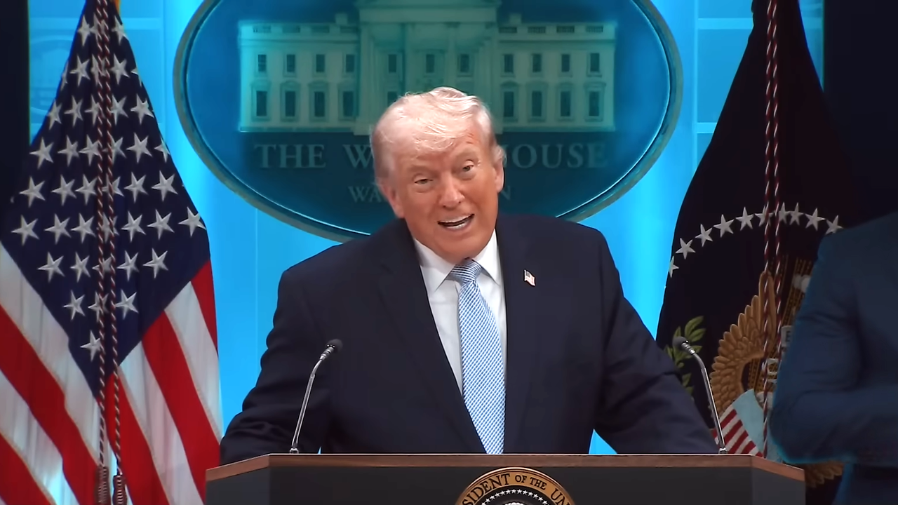 美國總統特朗普表示,收到伊朗提出的十點建議,認為方案是可行的談判基礎。(白宮直播截圖)