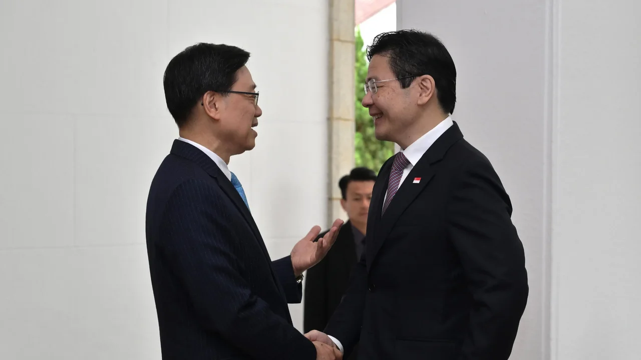 黃循財總理（右）訪港，會否繼續推銷裕廊經驗和蘇州工業園模式，向香港北都計劃獻策？（政府新聞網）