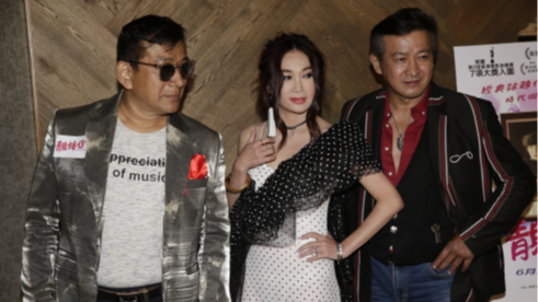 《靚妹仔》男主角麥德和（左一）和其兄「舞王」麥德羅（右一），為萃華書院筲箕灣分校的畢業生，楊sir更是麥德和念會考班時的數學老師。麥氏兄弟二人在電影40年後重演時，與主演溫碧霞合照。