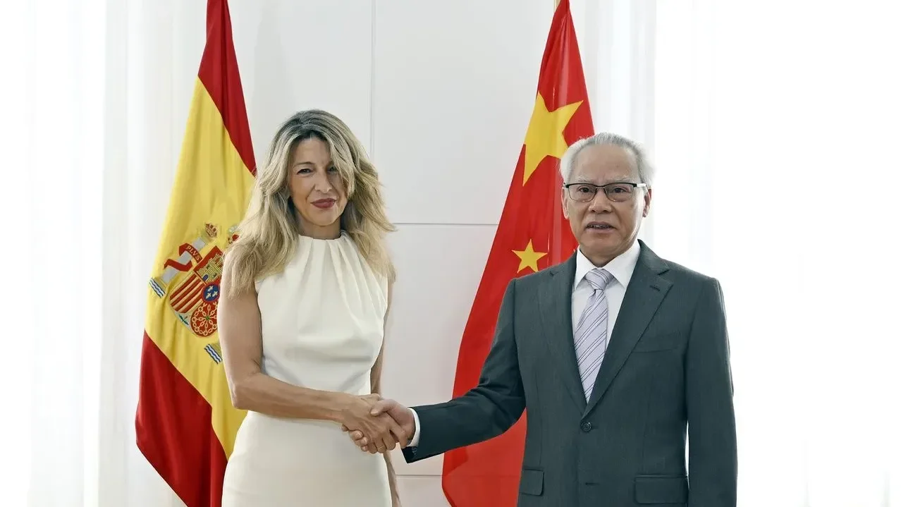 行政長官岑浩輝與西班牙第二副首相兼勞動與社會經濟大臣約蘭達·迪亞斯·佩雷斯（Yolanda Díaz Pérez）握手。（澳門新聞局）