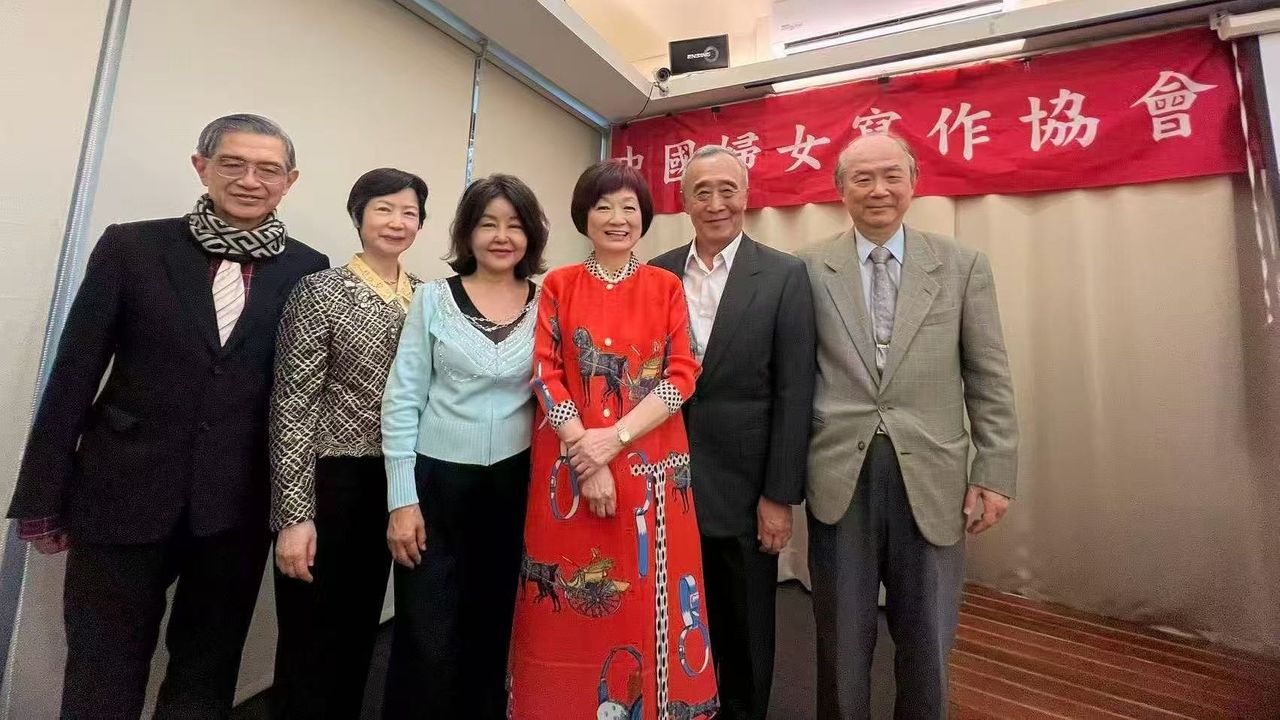 胡為美（右三）3月26日辦新書分享會，廖書蘭（左三）與胡為真（右一）、王世毅（右二）、胡為善（左一）、蔡蓉（左二）等親友同學齊齊道賀，座無虛席。