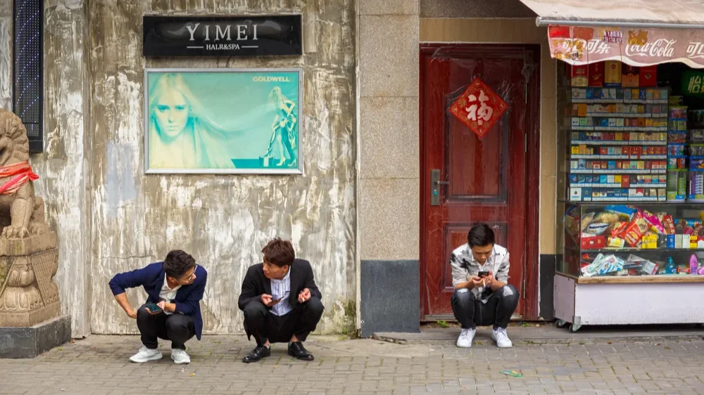 一句話：「亞洲蹲」是農耕生活的身體記憶，不是沒禮貌，只是文化和習慣不同。（Shutterstock）