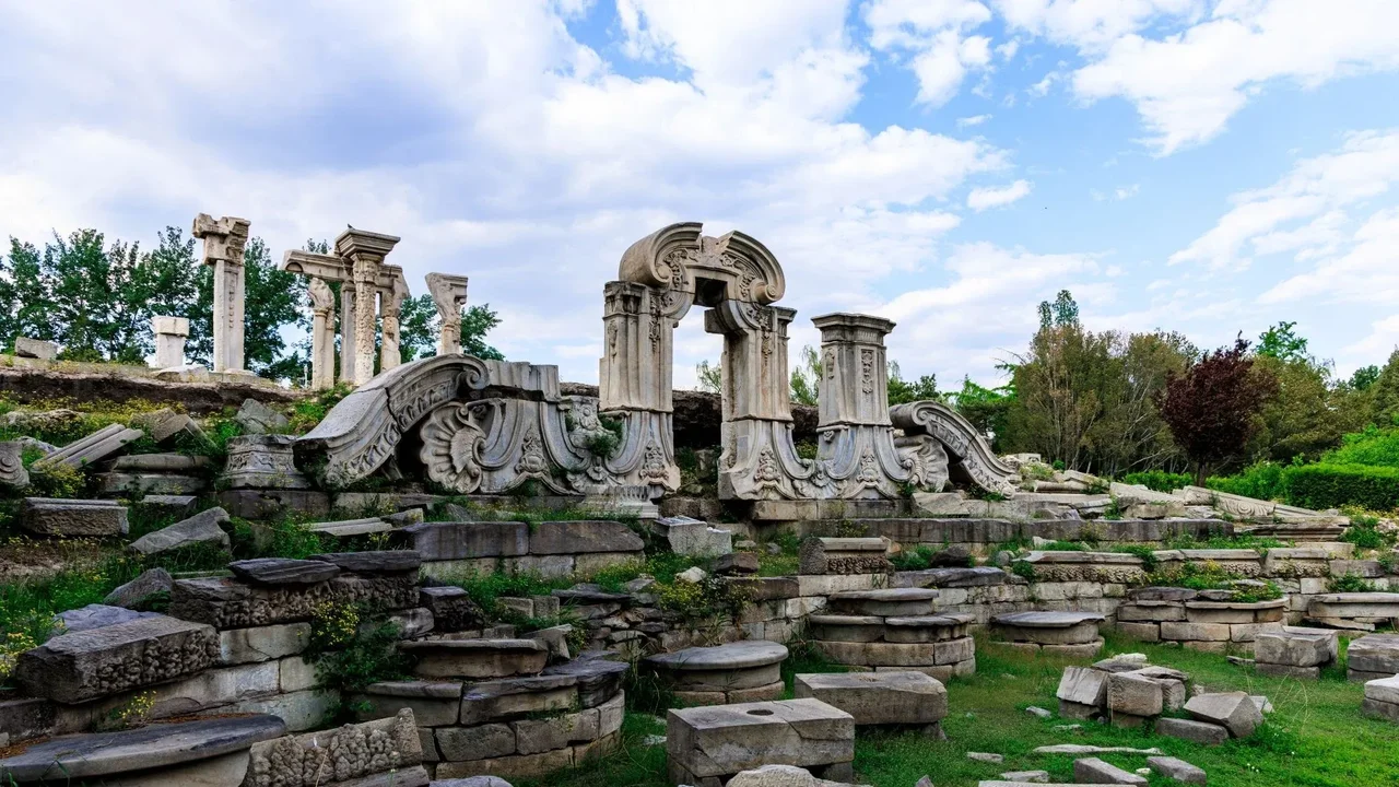 英法聯軍瘋狂洗劫圓明園，約150萬件文物幾乎被掠奪一空。（Shutterstock）