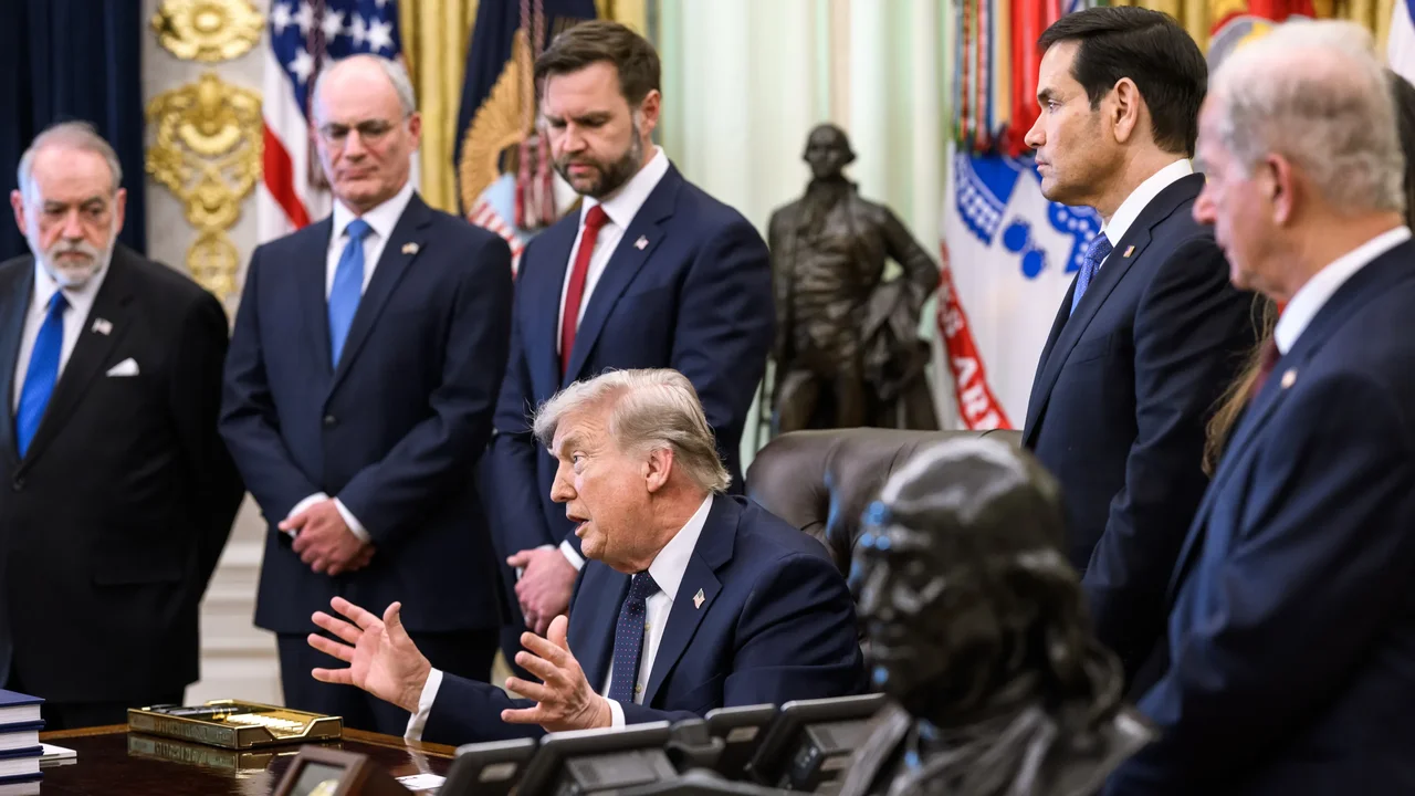 特朗普倒行逆施、蠻橫霸淩，不僅讓伊朗民眾深陷烈火深淵，亦令國際油價長期不穩，全球經濟被拖累入「高成本、低增長」超級滯脹風暴。（白宮）