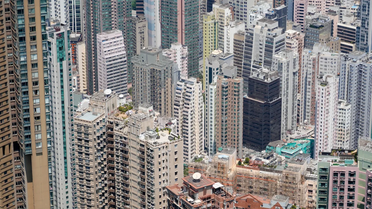 香港地產商並不是洞悉天機，而是有血的教訓，大幅減價如果有承接還算好，如果沒有承接力，真係唔知點算。（Shutterstock）