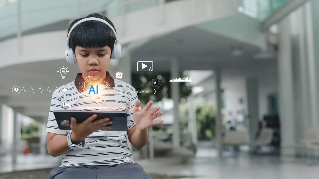 愈是智能泛存的時代，愈需要守護人類獨有的思考韌性。（Shutterstock）