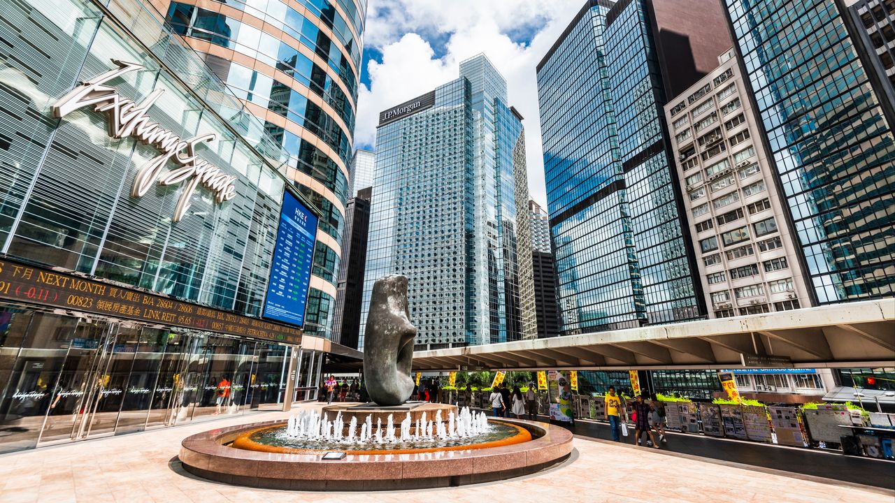 港交所收緊上市要求的道理同香港地產商賣新樓差不多。（Shutterstock）