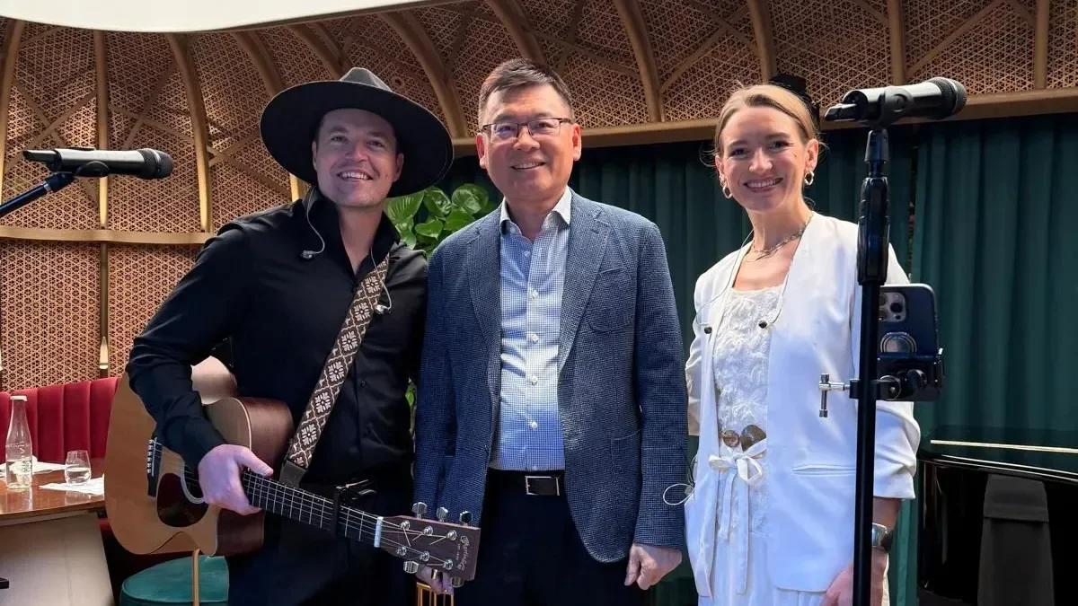 Sunny Wong（中）、Matt Morgan及partner在Town Club的合照。